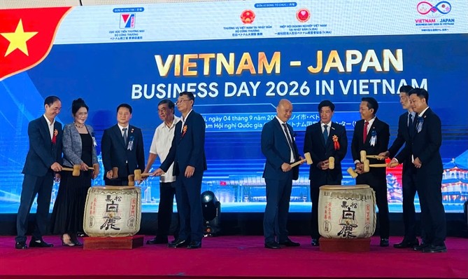 Các Vị Đại Biểu Đập Rượu Sake